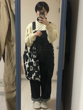 「白ニット」｜「アイテム（サロペット/オーバーオール）」を使った、沙菜さん（レディース・154cm）の冬コーディネート