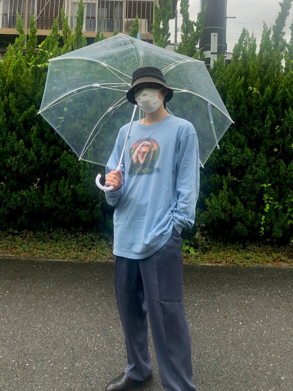 「今日のコーデ、大学生、くすみカラー、同系色コーデ、低身長、スラックス、サボ、サンダル、バケットハット、古着」｜「古着のアイテム（トップス、ブルー系）」を使った、kanameさん（メンズ・170cm）の夏コーディネートの1枚目の写真