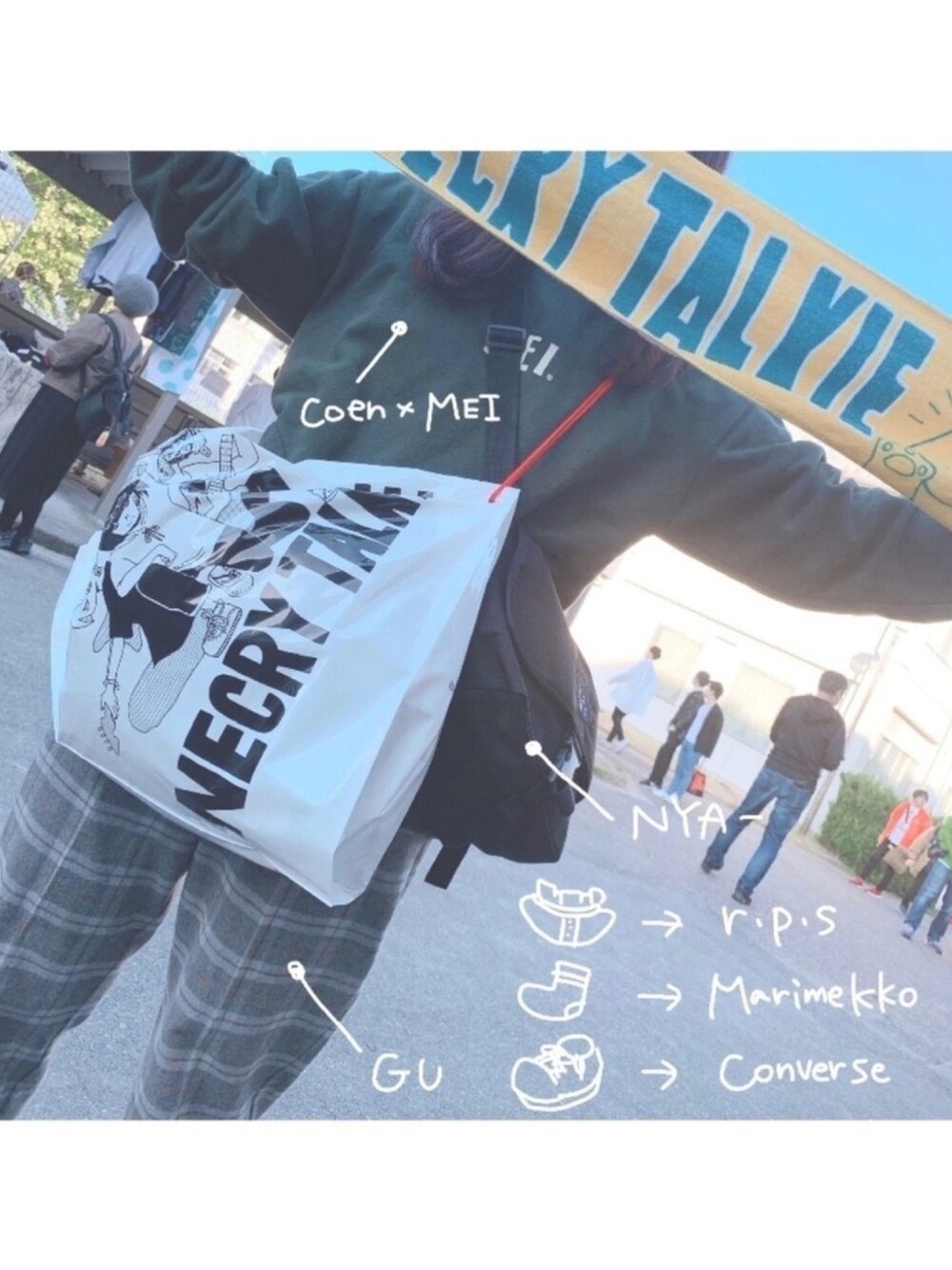 「ネクライトーキー、スウェット、チェックパンツ、rps、coen、MEI、にゃー、GU、marimekko、converse」｜「MEIの【GO OUT10月号掲載】MEI（メイ）別注スウェットクルーネック（スウェット、グリーン系）」を使った、ひまりさん（レディース・153cm）の秋コーディネートの1枚目の写真