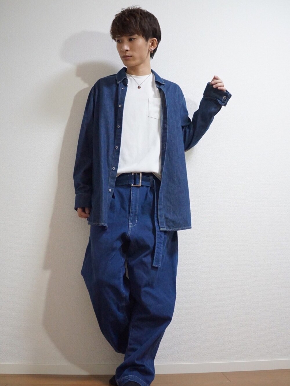 ブルー系のシャツ/ブラウス、ブルー系のデニムパンツ、ホワイト系のTシャツ/カットソーを着用したメンズの秋コーディネートの1枚目の写真