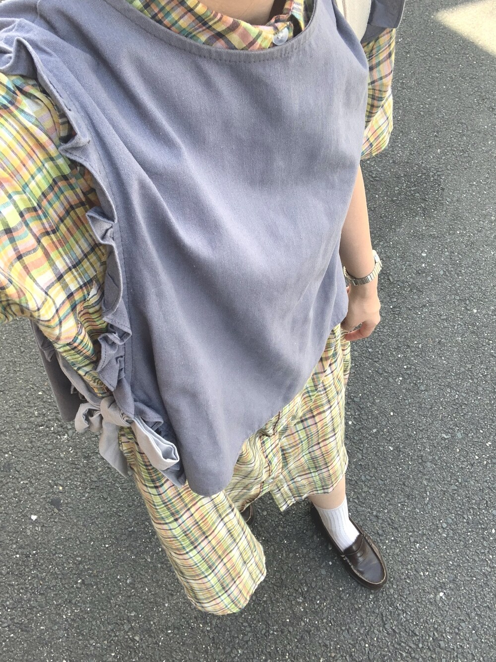 「MERLOTのフリルベスト8255（ベスト、グレー系）」を使った、熊猫。さん（レディース・157cm）の夏コーディネートの1枚目の写真