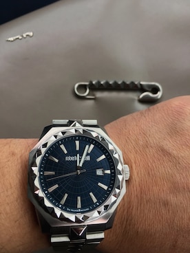 「roberto cavalli（ロベルトカバリ）のアイテム（腕時計）」を使った、よっしーさん（メンズ・170cm）の秋コーディネート