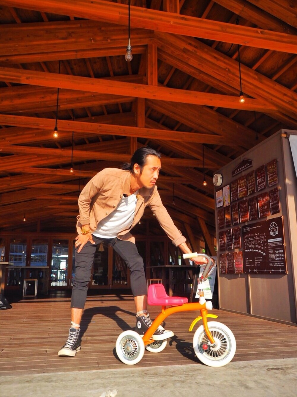 「愛車、スエードシャツ、オープンカラーシャツ、白Tシャツ、UNIQLOコーデ、レギンスパンツ、コンバース ハイカット、コンバース オールスター、チャックテイラー、レザーシャツ」｜「CONVERSEのアイテム（スニーカー、ブラック系）」を使った、いなしょうさん（メンズ・175cm）の夏コーディネートの1枚目の写真