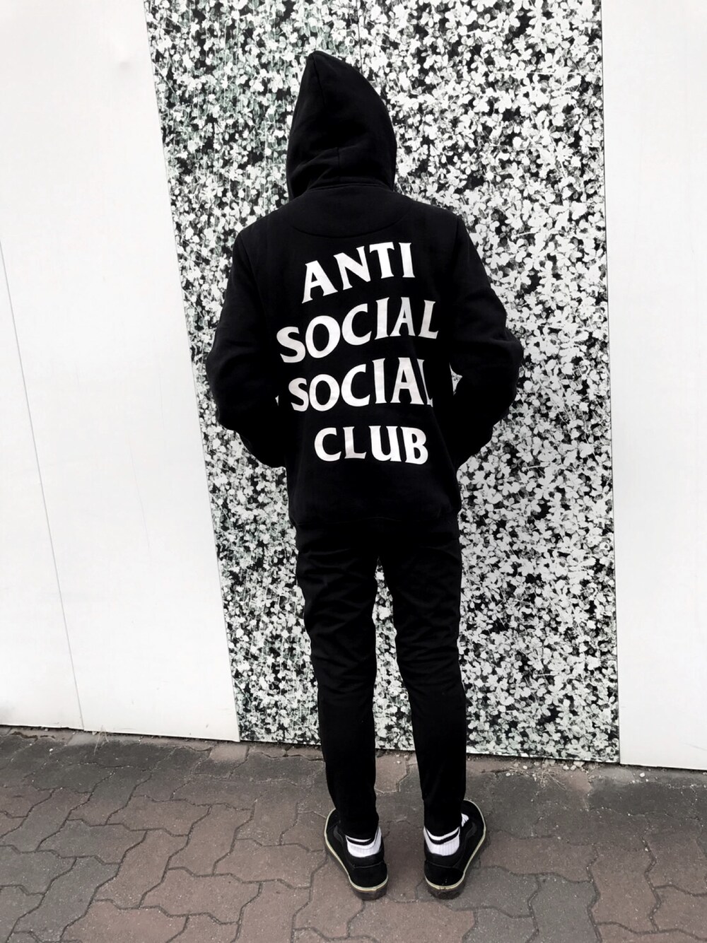 「anti social social club、Assc、ストリートコーデ、スケータースタイル、ブラックコーデ、VANS、スラッシャー、supreme」｜「ANTI SOCIAL SOCIAL CLUBのアイテム（パーカー、ブラック系）」を使った、クロさん（メンズ・158cm）の春コーディネートの1枚目の写真