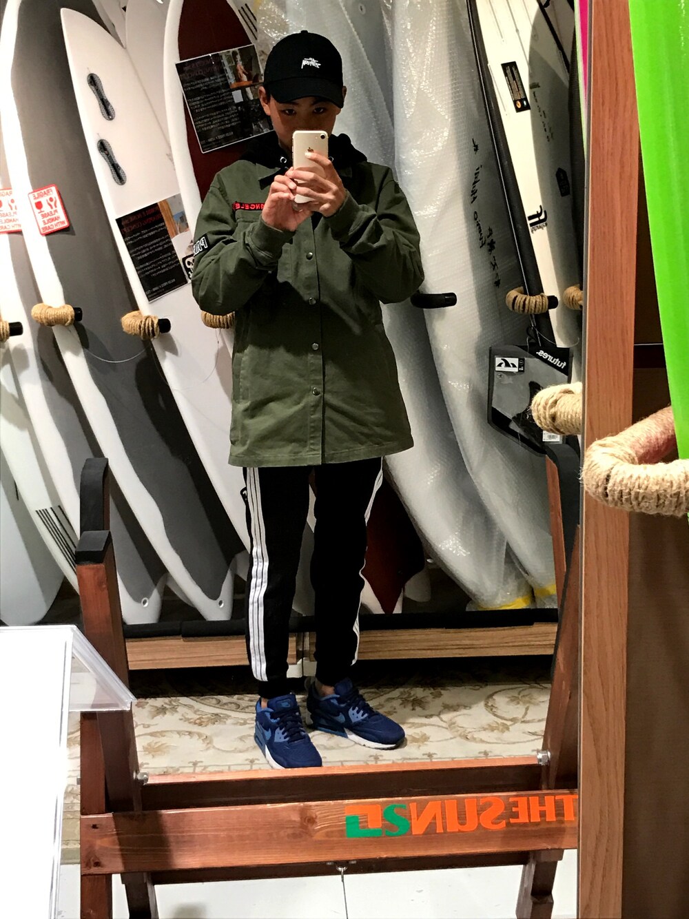 「はるコーデ、キャップ、スニーカー、stussy、street、ストリート、FOREVER 21、ナイキ、NIKE、エアマックス」｜「STUSSYのアイテム（キャップ、ブラック系）」を使った、クロさん（メンズ・158cm）の春コーディネートの1枚目の写真