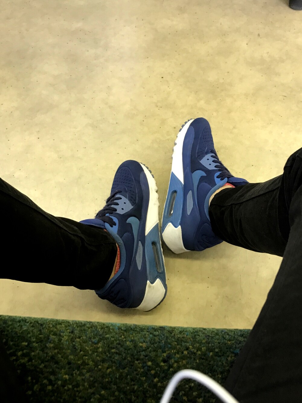 「エアマックス、ナイキエアマックスデー、AIR MAX」｜「NIKEのアイテム（スニーカー、ブルー系）」を使った、クロさん（メンズ・158cm）の春コーディネートの1枚目の写真