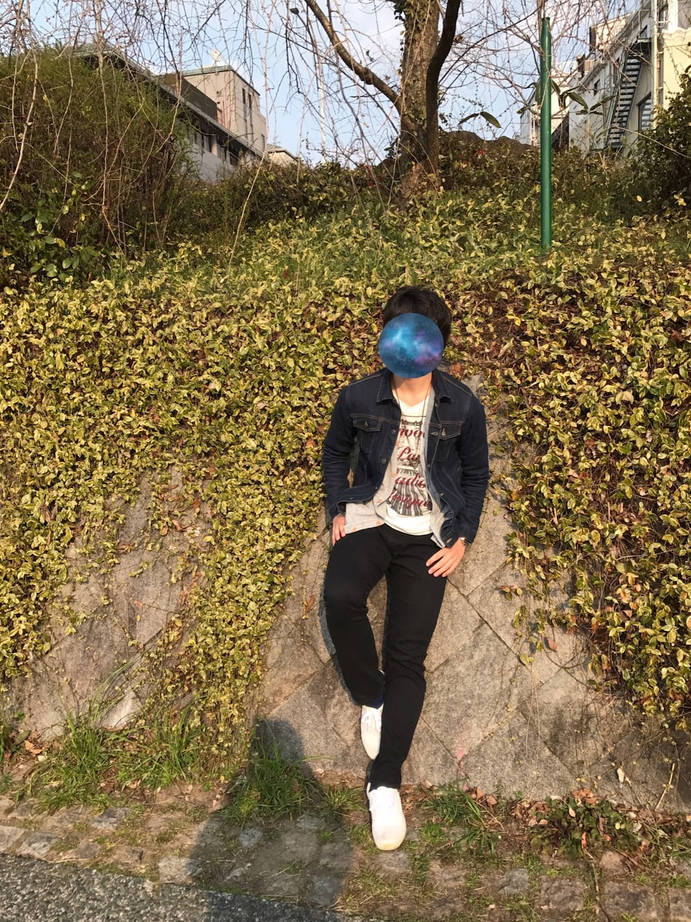 「comfirmのアイテム（その他パンツ、ブラック系）」を使った、rikuさん（メンズ・178cm）の春コーディネートの1枚目の写真