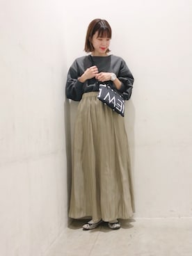 「earth music&ecology（アースミュージックアンドエコロジー）のシャイニーサテンギャザースカート ＊（スカート）」を使った、ヨシカワさん（レディース・150cm）の冬コーディネート