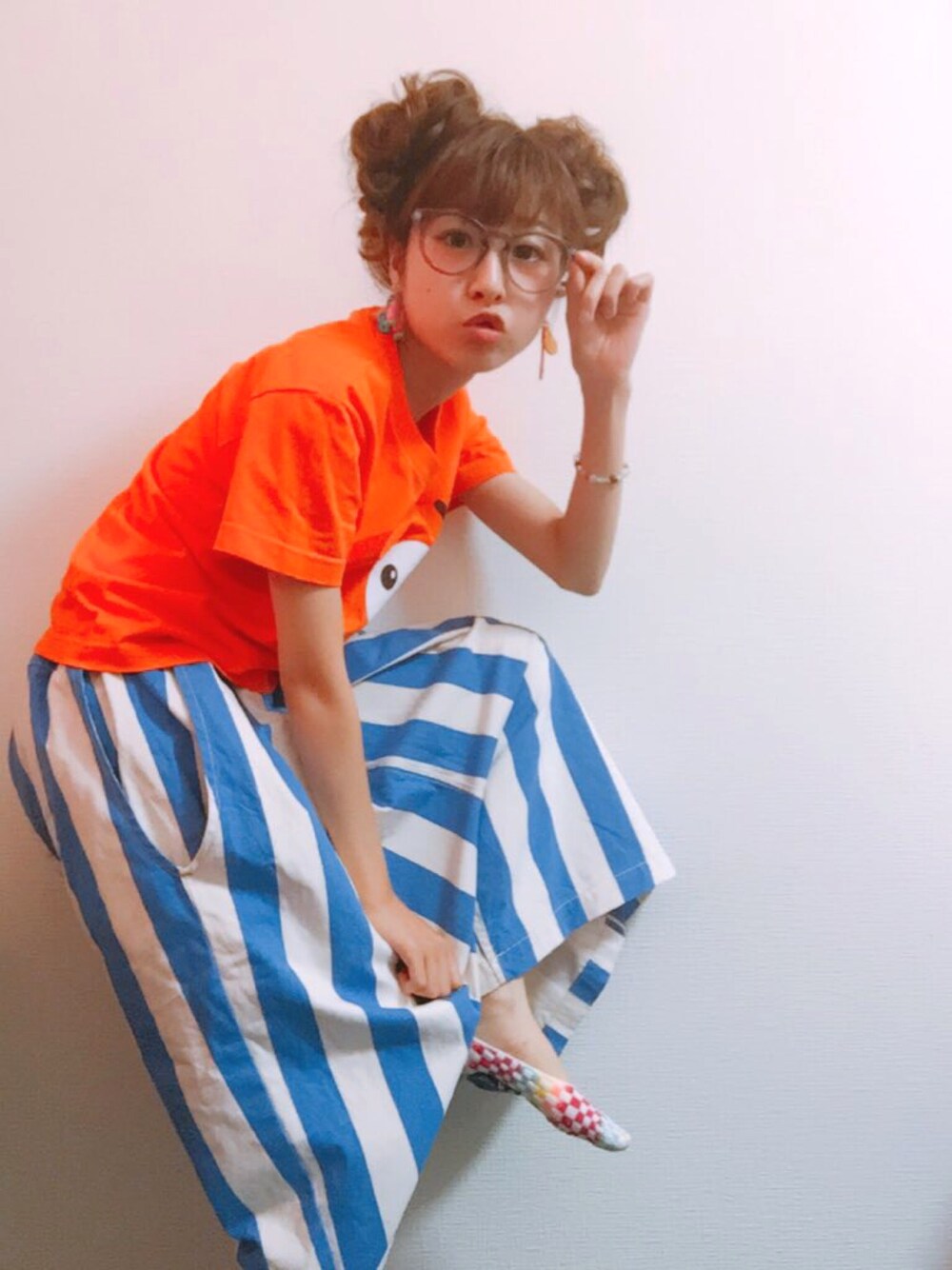 「夏コーデ、プチプラ、大人カジュアル、パンツスタイル、夏、カジュアル、カジュアルコーデ、オトナカジュアル、Tシャツ、シャツスタイル」｜「M&Mのアイテム（Tシャツ/カットソー、オレンジ系）」を使った、ピタちゃんさん（レディース・152cm）の夏コーディネートの1枚目の写真