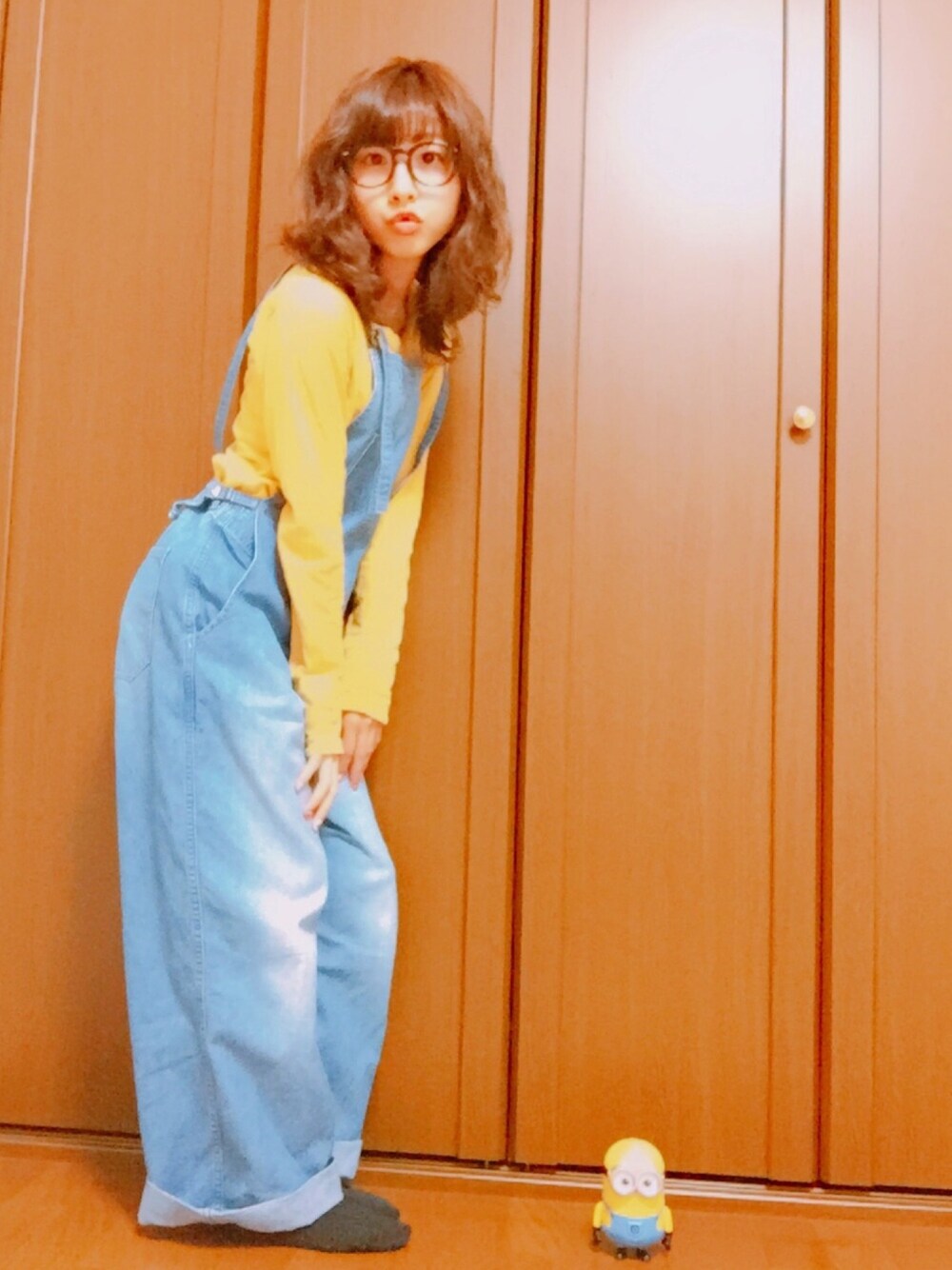 「大人カジュアル、サロペット、シンプルコーデ、デニム、春コーデ、シンプル、ラフ、ベルイエロー、イエロー、カジュアル」｜「nitte & emagoのアイテム（Tシャツ/カットソー、イエロー系）」を使った、ピタちゃんさん（レディース・152cm）の春コーディネートの1枚目の写真