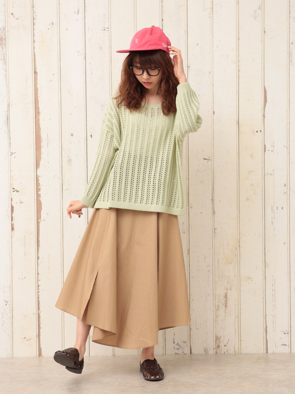 「大人カジュアル、ゆるコーデ、オトナ女子、カジュアル、低身長、ベージュ、シンプル、スカート、キャップ、サンダル」｜「cepoの透かしストライプBIGプルオーバー（ニット/セーター、グリーン系）」を使った、ピタちゃんさん（レディース・152cm）の春コーディネートの1枚目の写真
