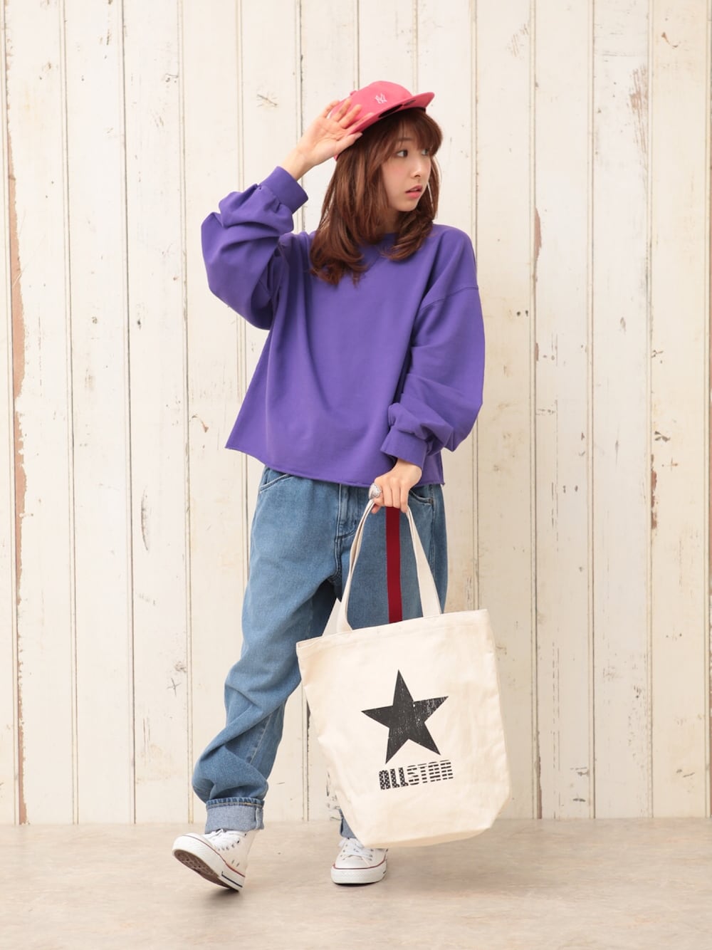 「ストリート、メンズライク、シンプルコーデ、キャップ、デニム、コンバース、converse、スニーカー、パンツスタイル、Tシャツ」｜「cepoのボリュームスリーブプルオーバー（Tシャツ/カットソー、パープル系）」を使った、ピタちゃんさん（レディース・152cm）の春コーディネートの1枚目の写真