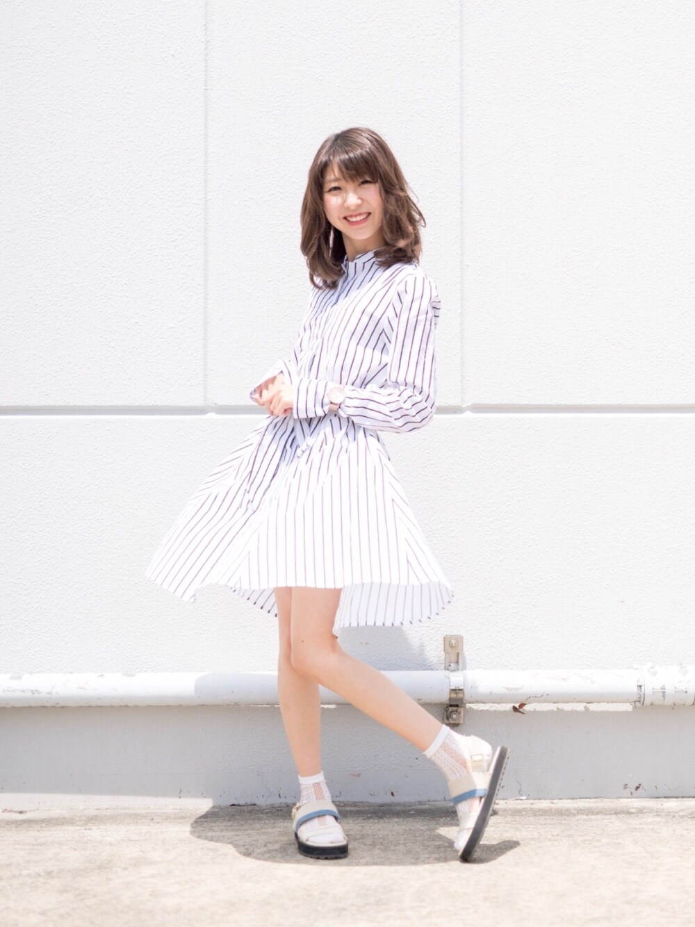 「シャツワンピ、春コーデ、腕時計、オトナカジュアル、低身長、低身長コーデ、サンダル、ストライプ、大人カジュアル、おしゃれさんと繋がりたい」｜「COHINAのアイテム（シャツワンピース、ホワイト系）」を使った、ピタちゃんさん（レディース・152cm）の春コーディネートの1枚目の写真