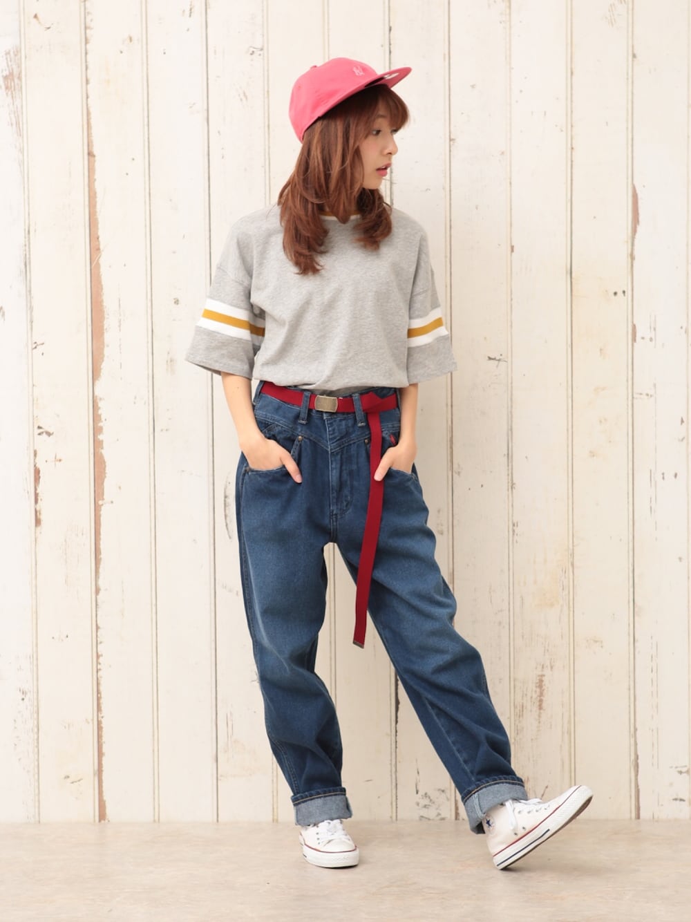 「ストリート、コンバース、カジュアルコーデ、キャップ、converse、スニーカー、低身長コーデ、ワイドパンツ、オトナカジュアル、デニムパンツ」｜「cepoのライン入りＴシャツ（Tシャツ/カットソー、グレー系）」を使った、ピタちゃんさん（レディース・152cm）の春コーディネートの1枚目の写真