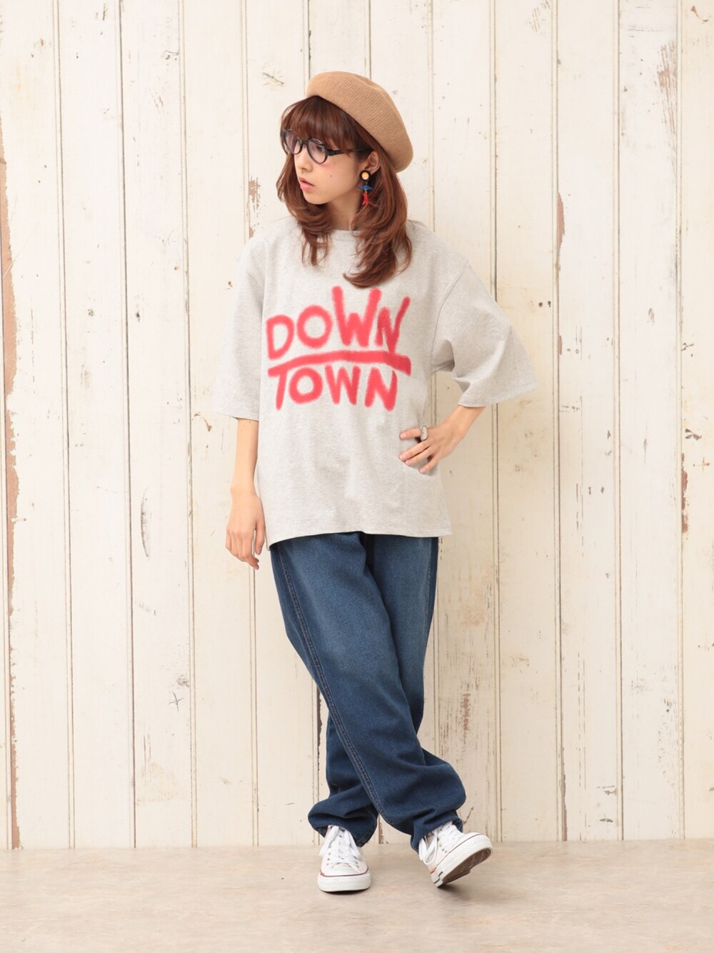 「パンツスタイル、ゆるコーデ、低身長、メンズライク、デニムパンツ、Tシャツ、カジュアル、大人カジュアル、コンバース、converse」｜「cepoのプリントBIGプルオーバー（Tシャツ/カットソー、グレー系）」を使った、ピタちゃんさん（レディース・152cm）の春コーディネートの1枚目の写真