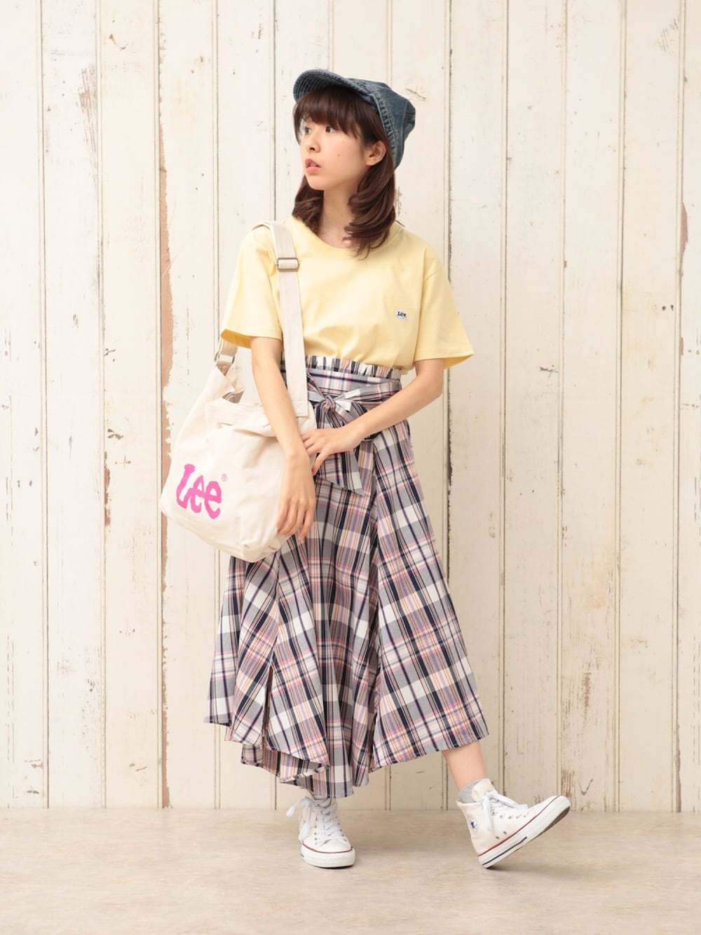「スポーツミックス、カジュアル、ゆるコーデ、トートバッグ、LEE、フェミニン、チビーズ✳︎、チェックスカート、スカート、春夏コーデ」｜「Leeの【LEE】クルーＴシャツ（Tシャツ/カットソー、イエロー系）」を使った、ピタちゃんさん（レディース・152cm）の春コーディネートの1枚目の写真