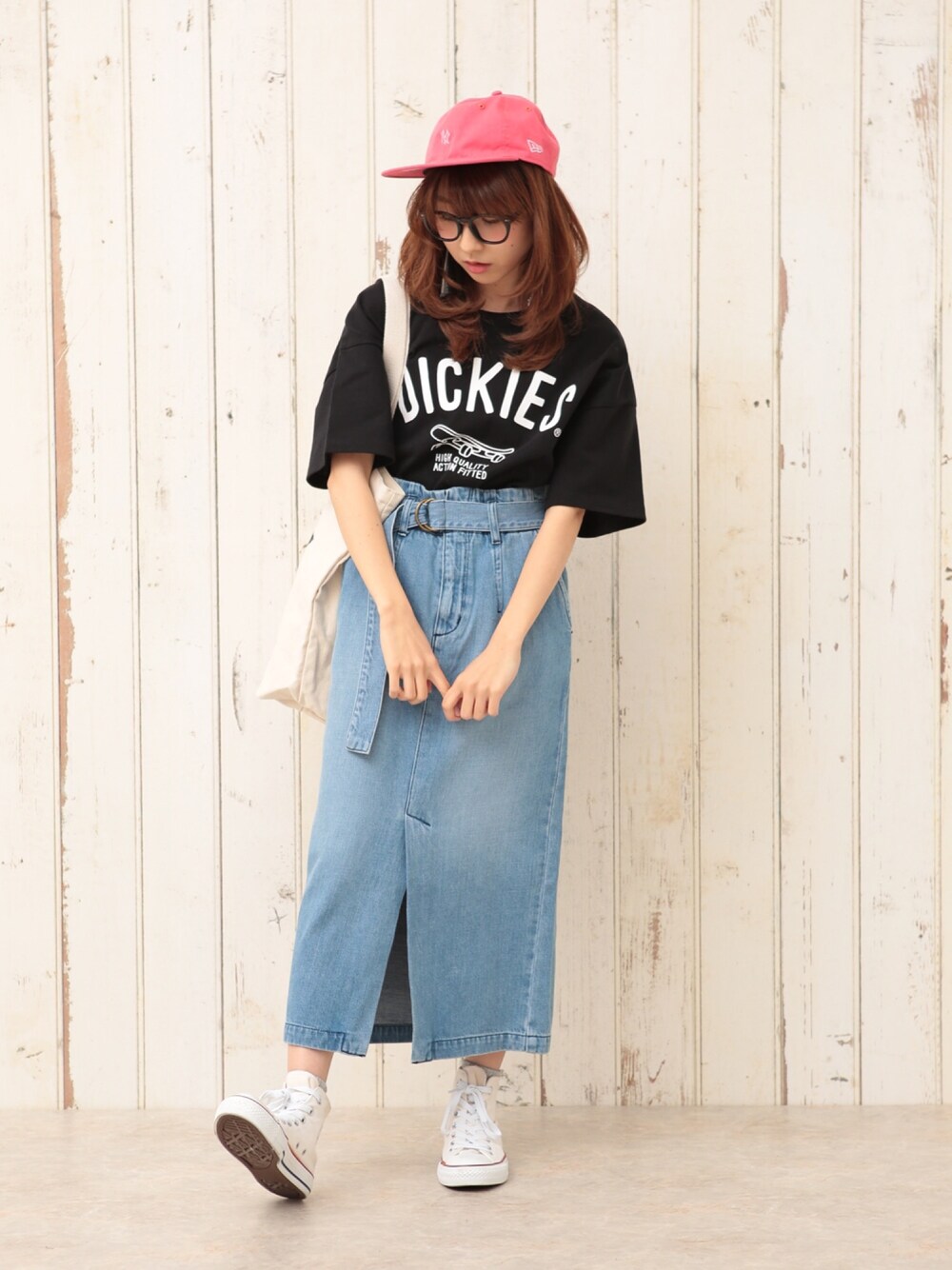 「Tシャツ、おでかけ、ゆるコーデ、converse、デニム、スニーカーコーデ、ブラックコーデ、ラクチンコーデ、大人ガーリー、オトナカジュアル」｜「Dickiesの【ディッキーズ】プリントＴ（Tシャツ/カットソー、ブラック系）」を使った、ピタちゃんさん（レディース・152cm）の夏コーディネートの1枚目の写真