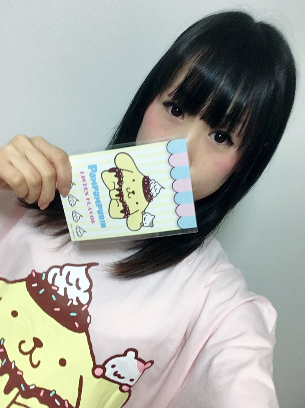ピンク系のTシャツ/カットソーを着用したレディースの冬コーディネートの1枚目の写真