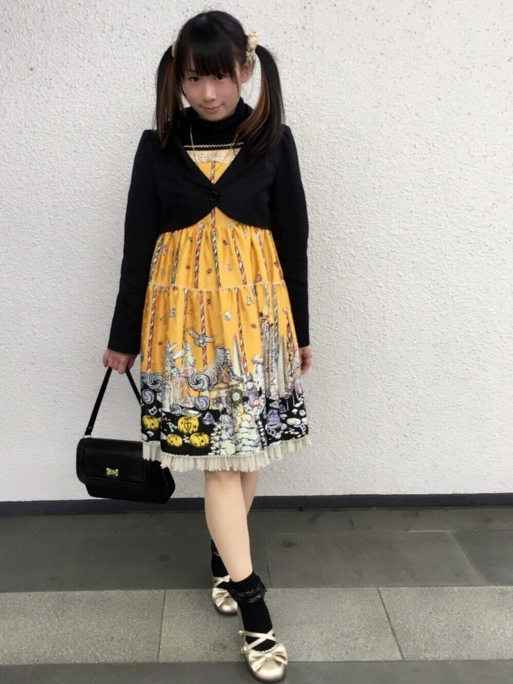 「ハロウィン、ＧＷ、カジュアルコーデ、休日スタイル、黒、オレンジ、はるコーデ、ワンピース、ロリータ、原宿」｜「UNIQLOのアイテム（Tシャツ/カットソー、ブラック系）」を使った、鈴木りぇさん（レディース・156cm）の春コーディネートの1枚目の写真