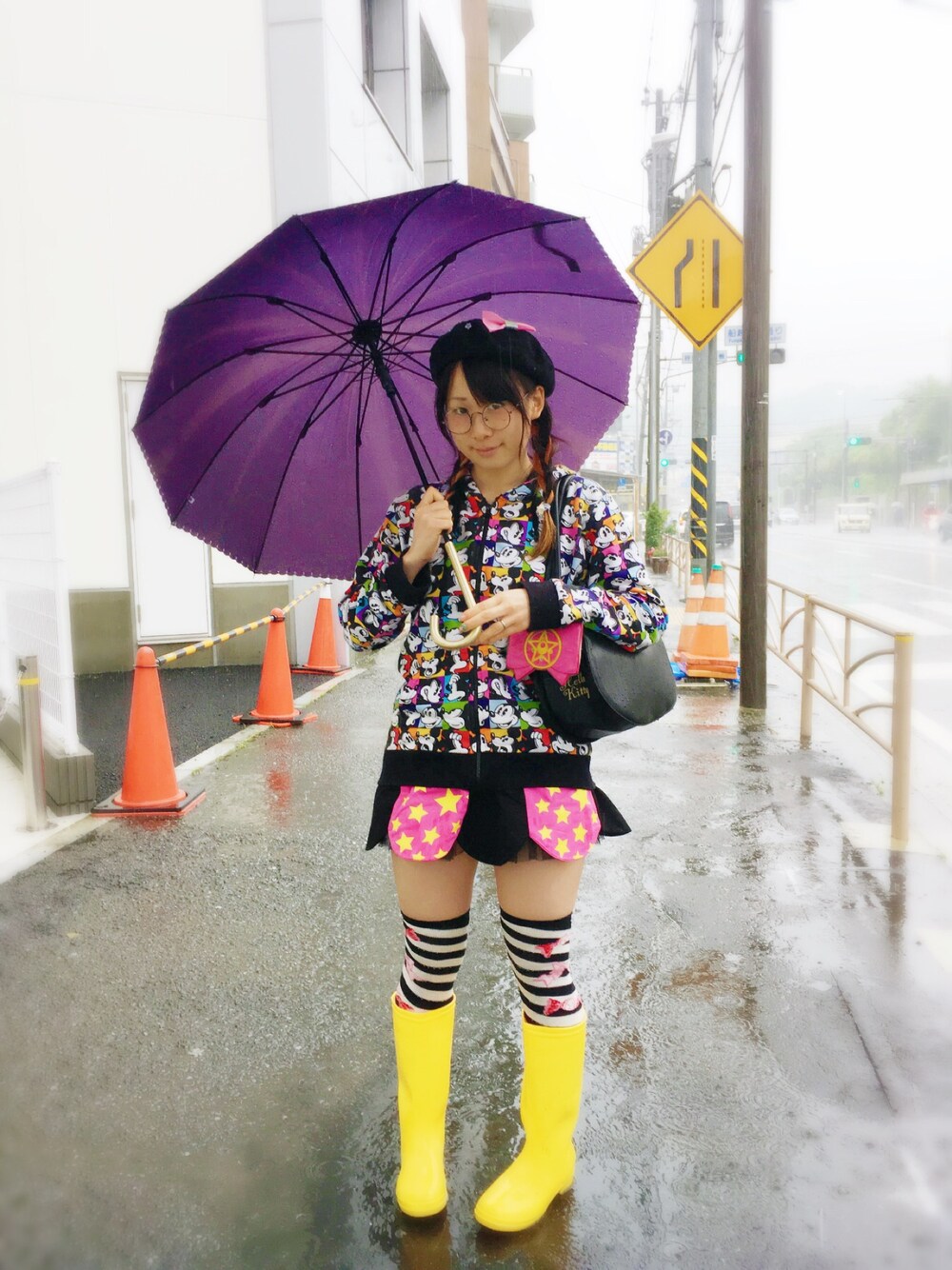 「outfit、雨の日コーデ、傘、ディズニー、カジュアル、カラフル、ビビットカラー、原宿、instagram、ブラック」｜「Disneyのアイテム（パーカー、ブラック系）」を使った、鈴木りぇさん（レディース・156cm）の春コーディネートの1枚目の写真
