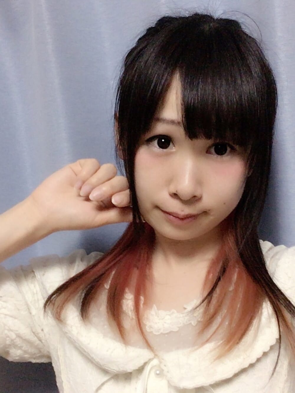 ホワイト系のワンピースを着用したレディースの春コーディネートの1枚目の写真
