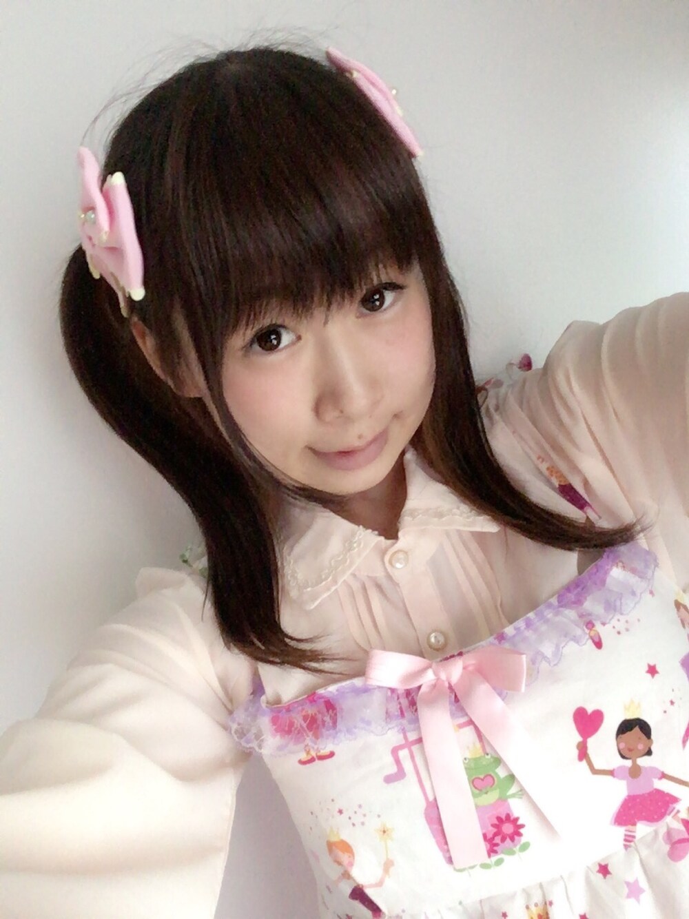 「ロリータ、白、サロペット、ゆめかわいい、柄ワンピース、かわいい、ブラウス、リボン、狂わせピンク、パステルカラー」｜「Nile PERCHのアイテム（ワンピース、ホワイト系）」を使った、鈴木りぇさん（レディース・156cm）の夏コーディネートの1枚目の写真