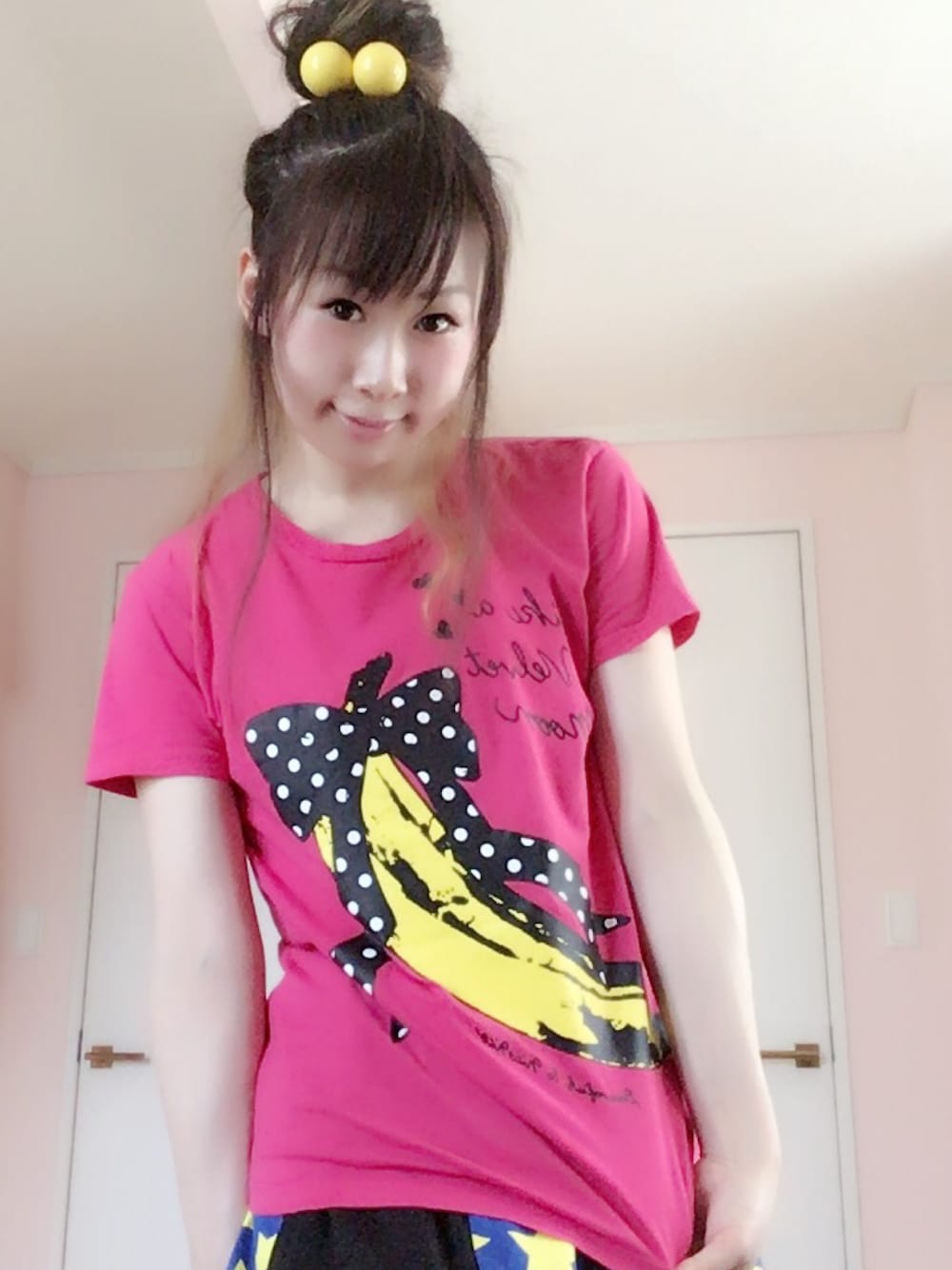 「カジュアル、夏コーデ、Tシャツ、ゆるコーデ、pink、狂わせピンク、おだんごヘアー、ラクチンコーデ、黄色、アップスタイル」｜「BANANA FISHのアイテム（Tシャツ/カットソー、ピンク系）」を使った、鈴木りぇさん（レディース・156cm）の夏コーディネートの1枚目の写真