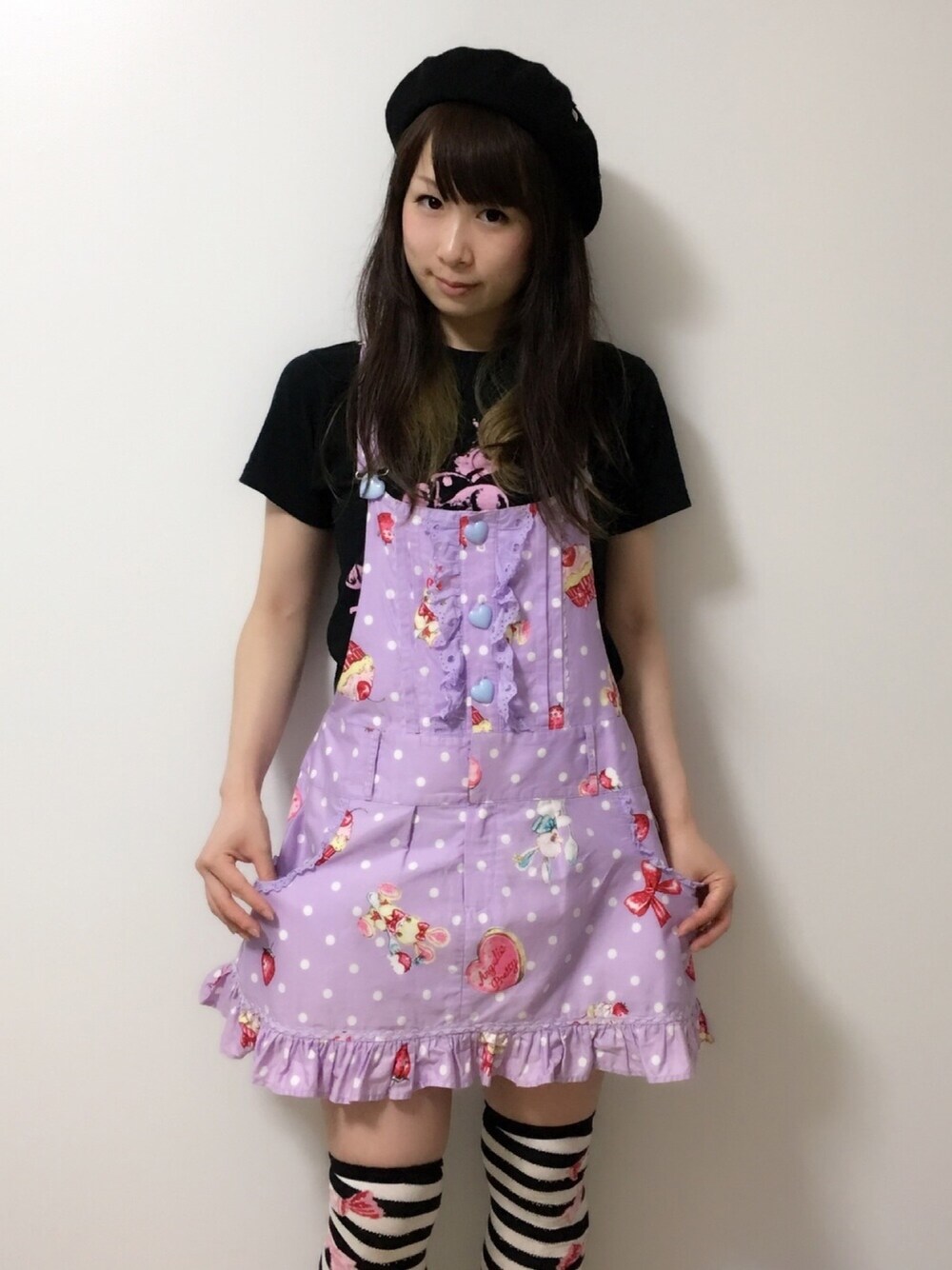 「秋、ベレー帽、ラベンダー、黒、ボーダー、柄、サロペット、秋のコーデ、ロリータ、かわいい」｜「Angelic Prettyのアイテム（サロペット/オーバーオール、パープル系）」を使った、鈴木りぇさん（レディース・156cm）の秋コーディネートの1枚目の写真