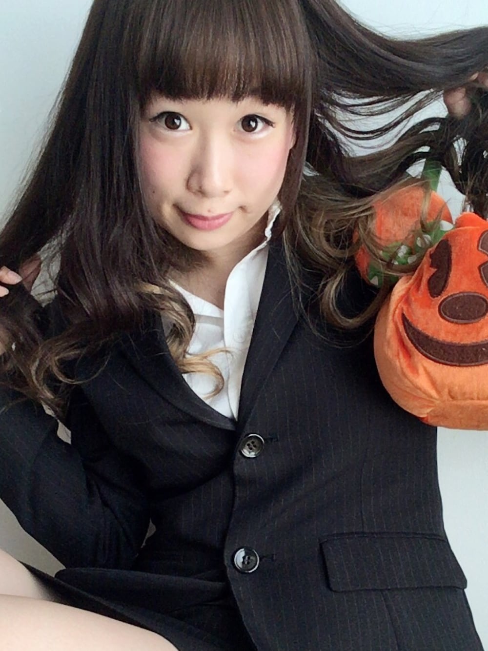 「大人コーデ、スーツスタイル、スーツ、ユニクロ、ストライプ、モノトーン、ビジネススタイル、仮装、ハロウィン、秋のコーデ」｜「青山？青木？のアイテム（スーツジャケット、ブラック系）」を使った、鈴木りぇさん（レディース・156cm）の秋コーディネートの1枚目の写真