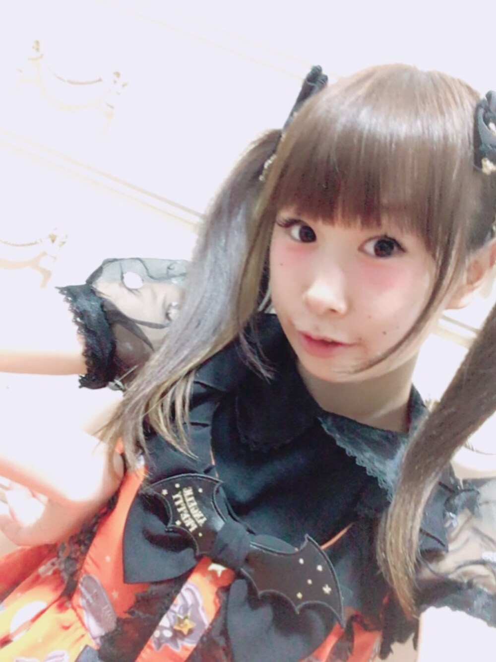 「ハロウィン、オレンジ、Angelic Pretty、BABY, THE STARS SHINE BRIGHT、ロリータ、ロリィタ、ロリータファッション、黒、柄、秋のコーデ」｜「Angelic Prettyのアイテム（ジャンパースカート、オレンジ系）」を使った、鈴木りぇさん（レディース・156cm）の秋コーディネートの1枚目の写真