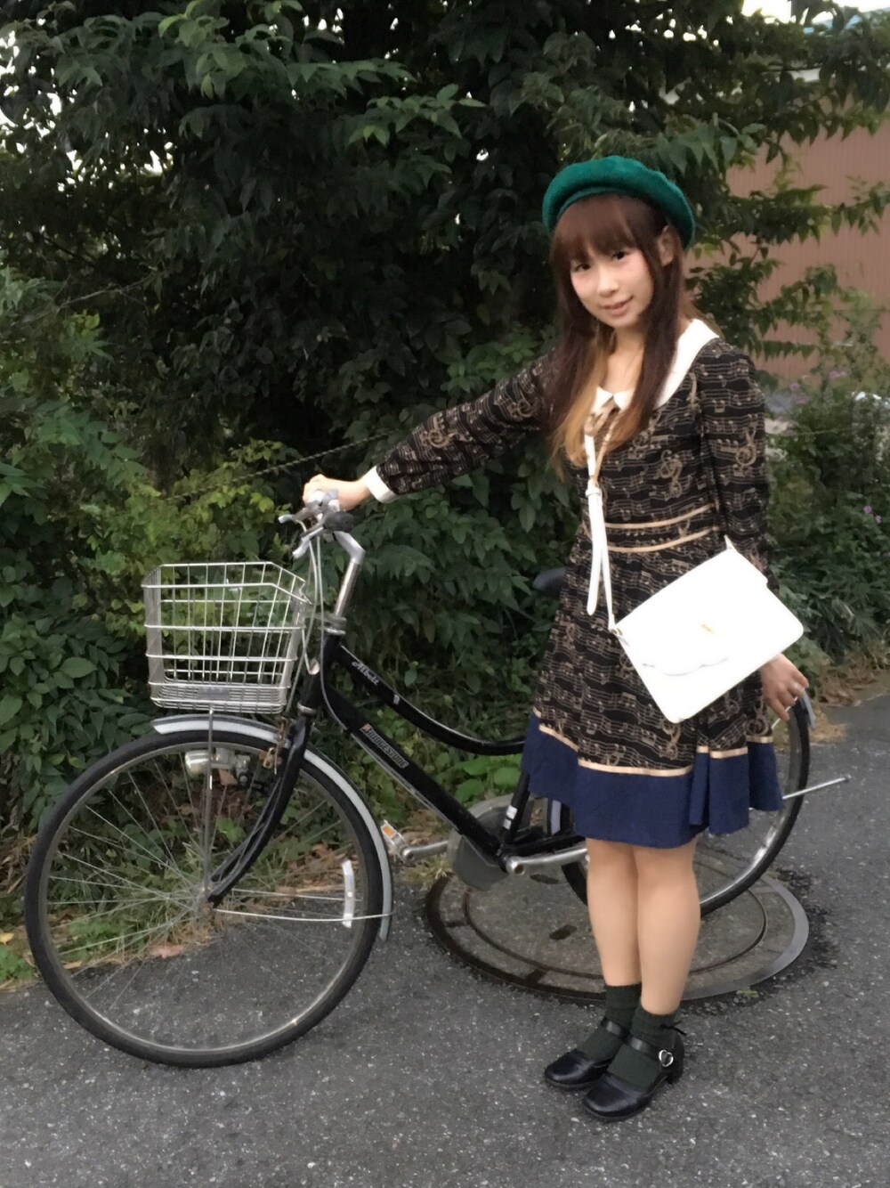 「お呼ばれスタイル、おすましちゃん、ホームパーティー、おでかけ、同窓会、秋、深緑、紺、黒、長袖」｜「BLUE ROGUEのアイテム（ワンピース、ブラック系）」を使った、鈴木りぇさん（レディース・156cm）の秋コーディネートの1枚目の写真