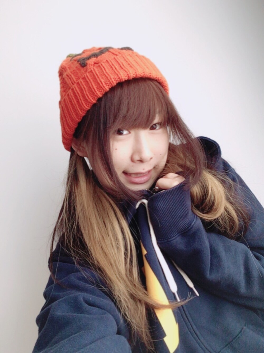 「秋コーデ、シンプルコーデ、カジュアルコーデ、秋、おしゃれさんと繋がりたい、ニット帽、ootd、fashion、casual、halloween」｜「Championの法政パーカー（パーカー、ブラック系）」を使った、鈴木りぇさん（レディース・156cm）の秋コーディネートの1枚目の写真