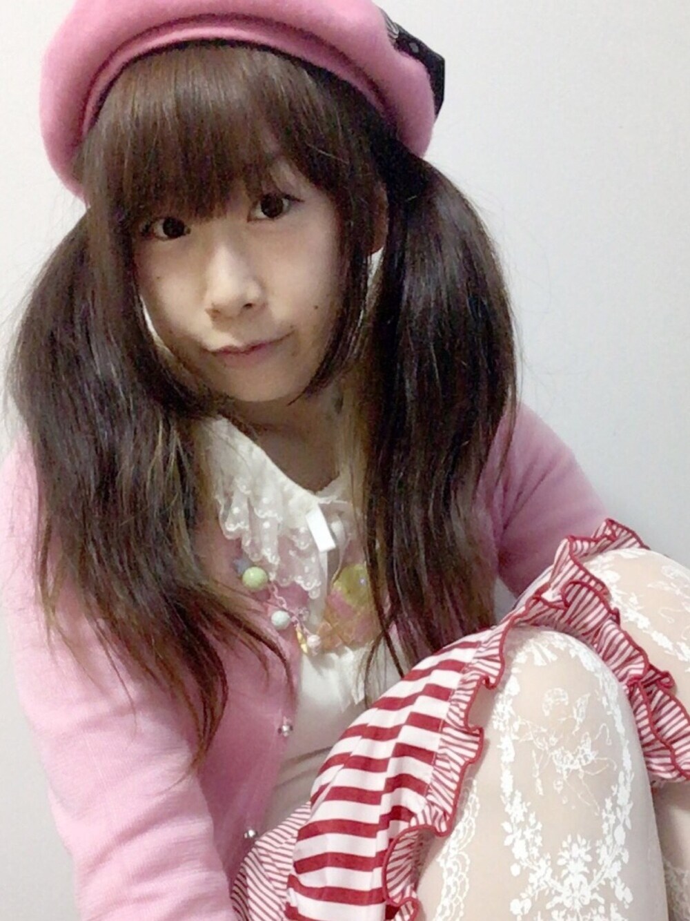 「ピンク、ベレー帽、カーディガン、おしゃれさんと繋がりたい、かわいい、ロリータ、ロリィタ、原宿、outfit、Japan」｜「PUTUMAYOのアイテム（スカート、レッド系）」を使った、鈴木りぇさん（レディース・156cm）の冬コーディネートの1枚目の写真