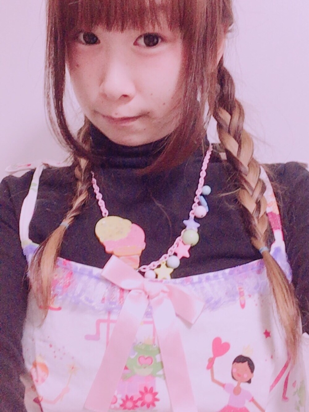 「黒、ピンク、UNIQLO、ナイルパーチ、ガーリー、かわいい、ゆめかわいい、outfit、ootd、pink」｜「Nile PERCHのアイテム（ワンピース、ホワイト系）」を使った、鈴木りぇさん（レディース・156cm）の冬コーディネートの1枚目の写真