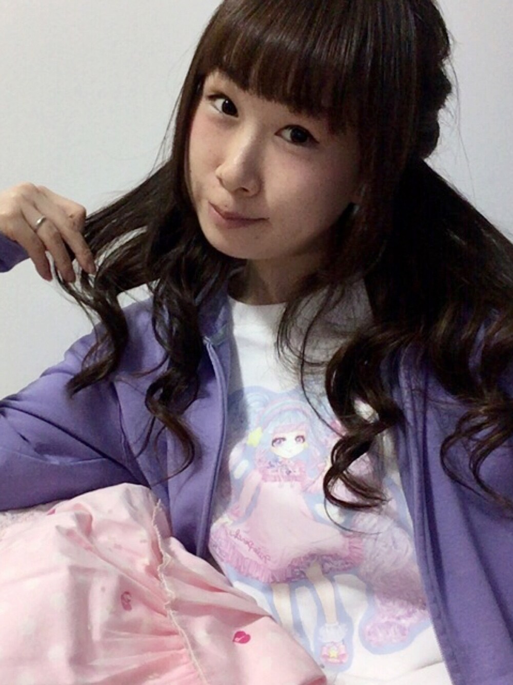 「ゆめかわいい、ゆめかわ、ラベンダー、春コーデ、ユニクロ、パーカー、トレーナー、スウェットパーカー、かわいい、ナイルパーチ」｜「NILEPERCHのアイテム（パーカー、ホワイト系）」を使った、鈴木りぇさん（レディース・156cm）の冬コーディネートの1枚目の写真