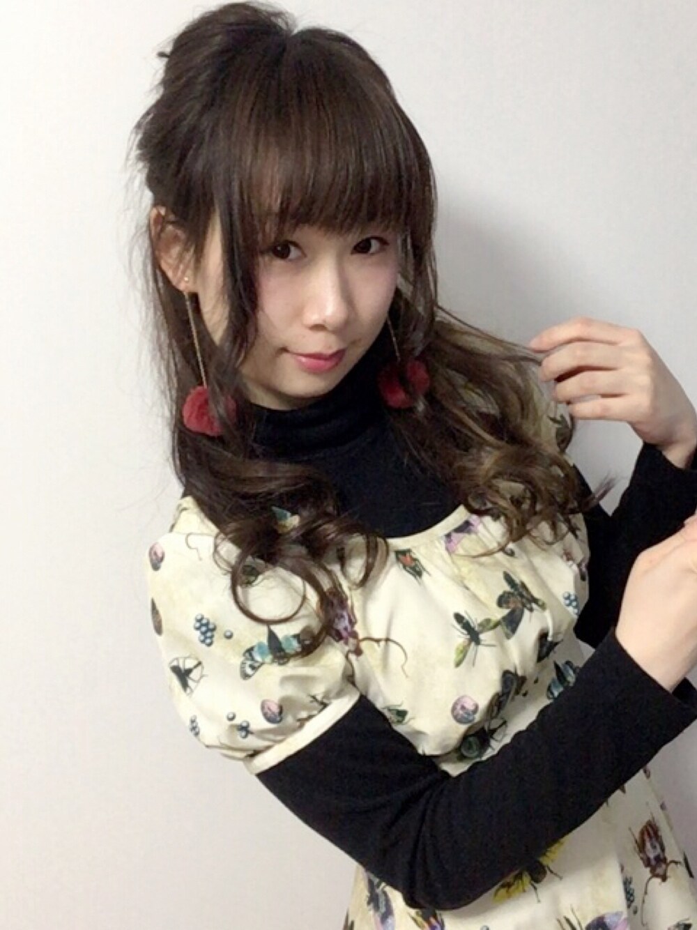 「キレイめ、大人ガーリー、タートルネック、ユニクロ、ワンピース、総柄ワンピース、ヘアアレンジ、ヘアメイク、おしゃれさんと繋がりたい、outfit」｜「pays des feesのアイテム（ワンピース、その他）」を使った、鈴木りぇさん（レディース・156cm）の冬コーディネートの1枚目の写真