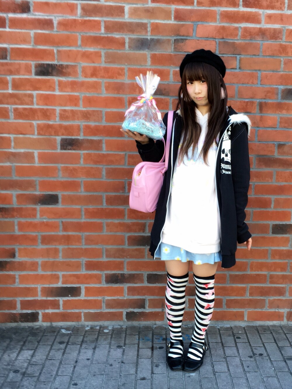 「パーカー、ラクチンコーデ、黒ピンク、ピンク、ベレー帽、パステルカラー、春コーデ、おしゃれさんと繋がりたい、KERA!、リッスンフレーバー」｜「LISTEN FLAVORのアイテム（パーカー、ピンク系）」を使った、鈴木りぇさん（レディース・156cm）の冬コーディネートの1枚目の写真
