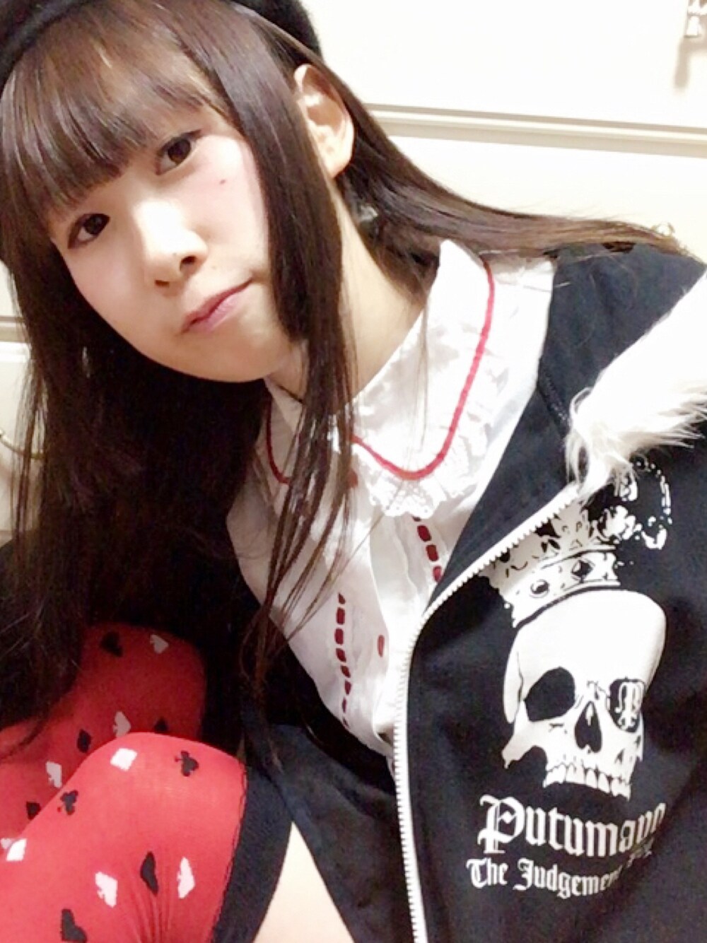 「パーカー、黒、赤と黒、パンク、ベレー帽、おしゃれさんと繋がりたい、原宿、outfit、harajuku、Kawaii」｜「BABY,THE STARS SHINE BRIGHTのアイテム（シャツ/ブラウス、ホワイト系）」を使った、鈴木りぇさん（レディース・156cm）の春コーディネートの1枚目の写真