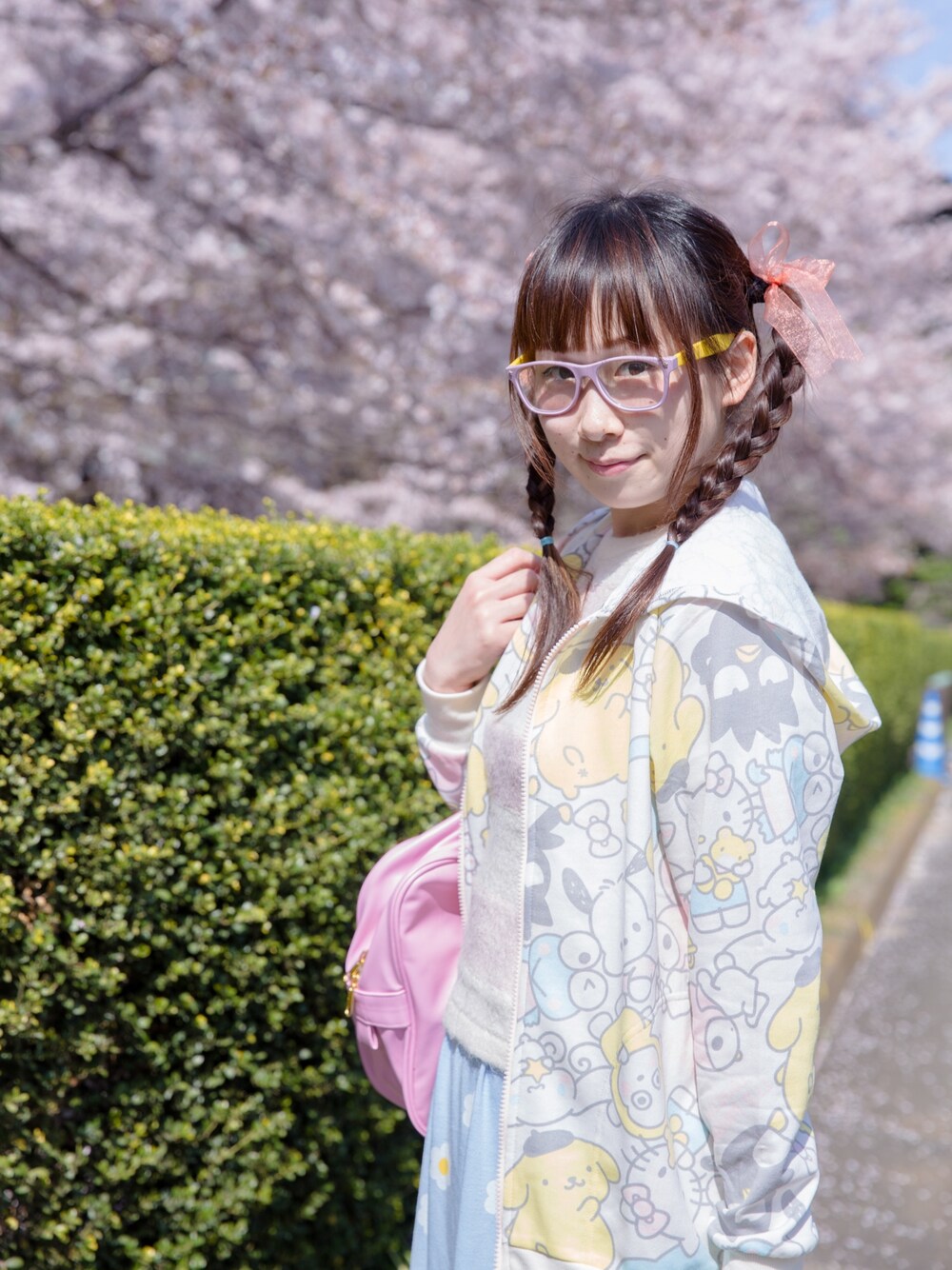 「春コーデ、桜、お花見、パステルカラー、パーカー、ゆめかわいい、サンリオ、みつあみ、リボン、ポートレート」｜「MILKのアイテム（ニット/セーター、ピンク系）」を使った、鈴木りぇさん（レディース・156cm）の春コーディネートの1枚目の写真