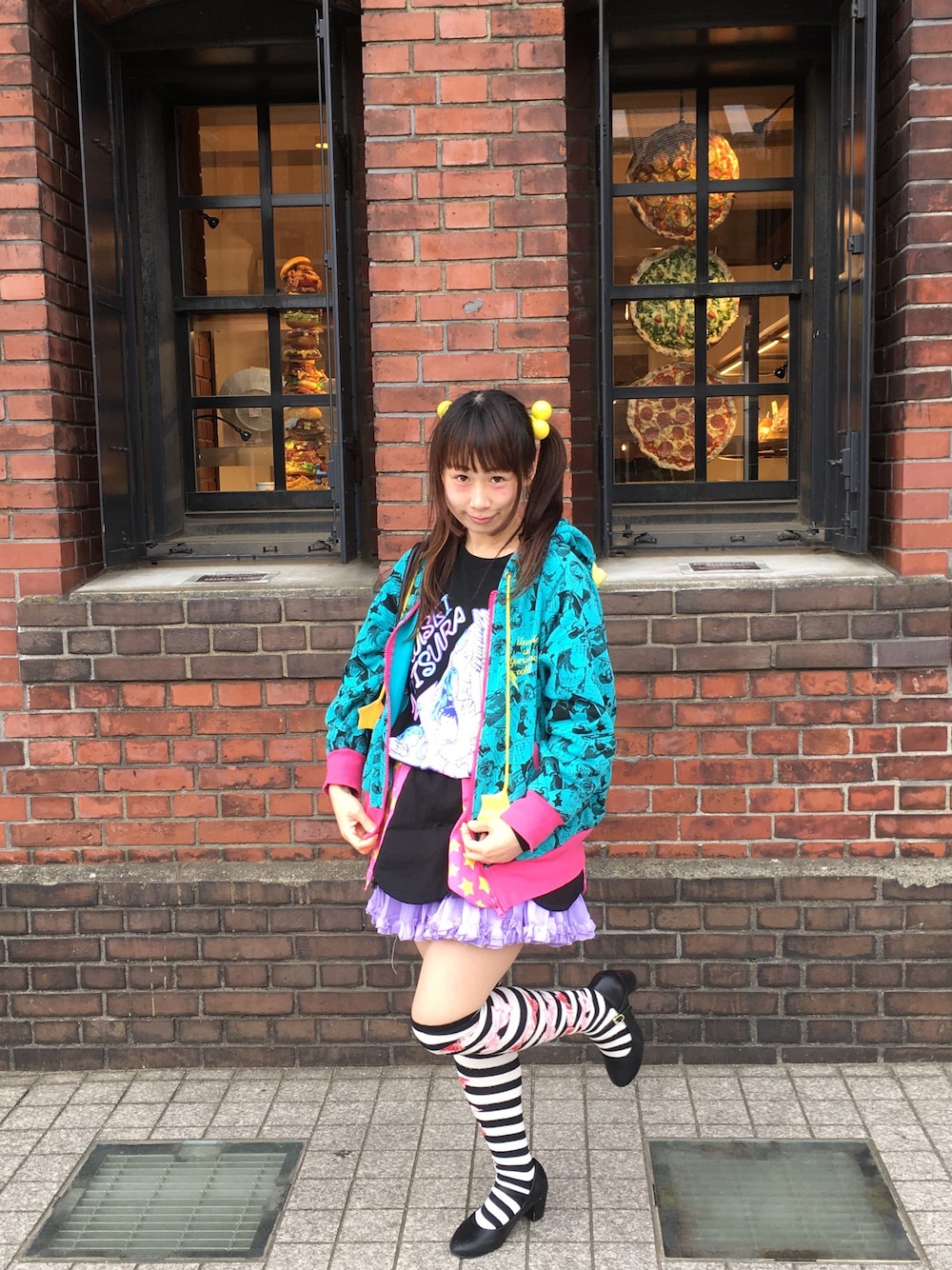 「カラフル、キャラT、原宿、黒、かわいい、HARAJUKU KAWAii、Kawaii、春コーデ、パーカー、ミニスカート」｜「LISTEN FLAVORのアイテム（パーカー、ブラック系）」を使った、鈴木りぇさん（レディース・156cm）の春コーディネートの1枚目の写真
