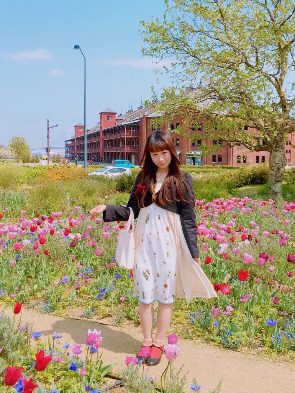 「ゆるコーデ、だまし絵、ワンピース、Aラインワンピース、フランシュリッペ、かわいい、春コーデ、ガーリー、ゆめかわいい、リボン」｜「franchelippeeのアイテム（ワンピース、ベージュ系）」を使った、鈴木りぇさん（レディース・156cm）の春コーディネートの1枚目の写真