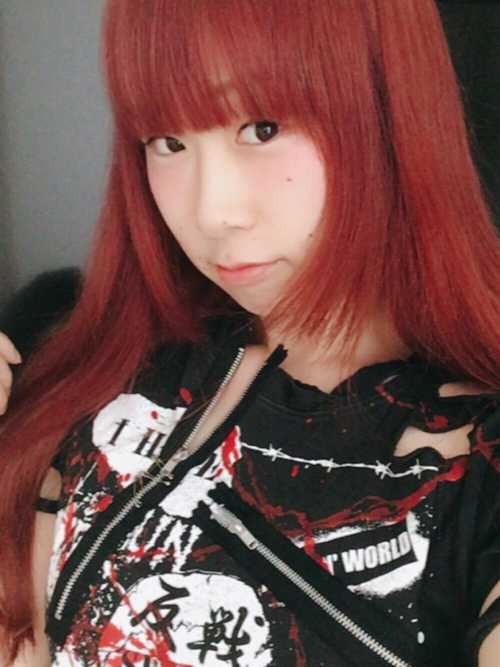 「カジュアルコーデ、パンク、パンクロック、春、夏、お気に入りのTシャツ、黒、punk、派手髪、春夏コーデ」｜「SEX POT ReVeNGeのアイテム（Tシャツ/カットソー、ブラック系）」を使った、鈴木りぇさん（レディース・156cm）の春コーディネートの1枚目の写真
