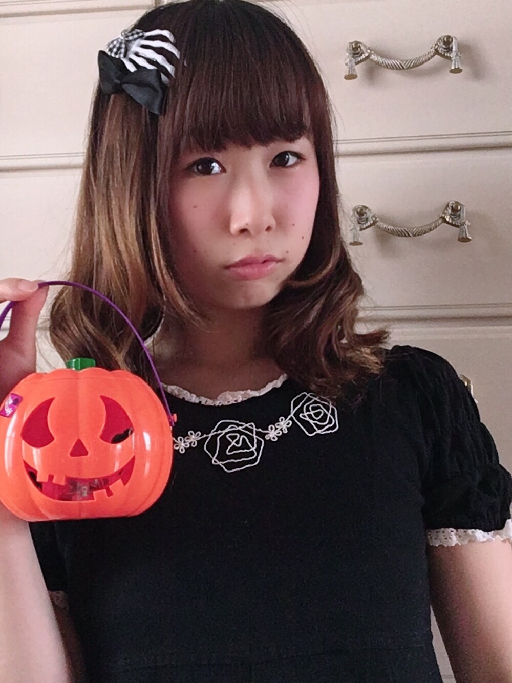 「秋のコーデ、モノトーン、黒、ハロウィン、ブラックコーデ、ロリータ、ロリィタ、lolita、black、outfit」｜「Jane Marpleのアイテム（ワンピース、ブラック系）」を使った、鈴木りぇさん（レディース・156cm）の秋コーディネートの1枚目の写真
