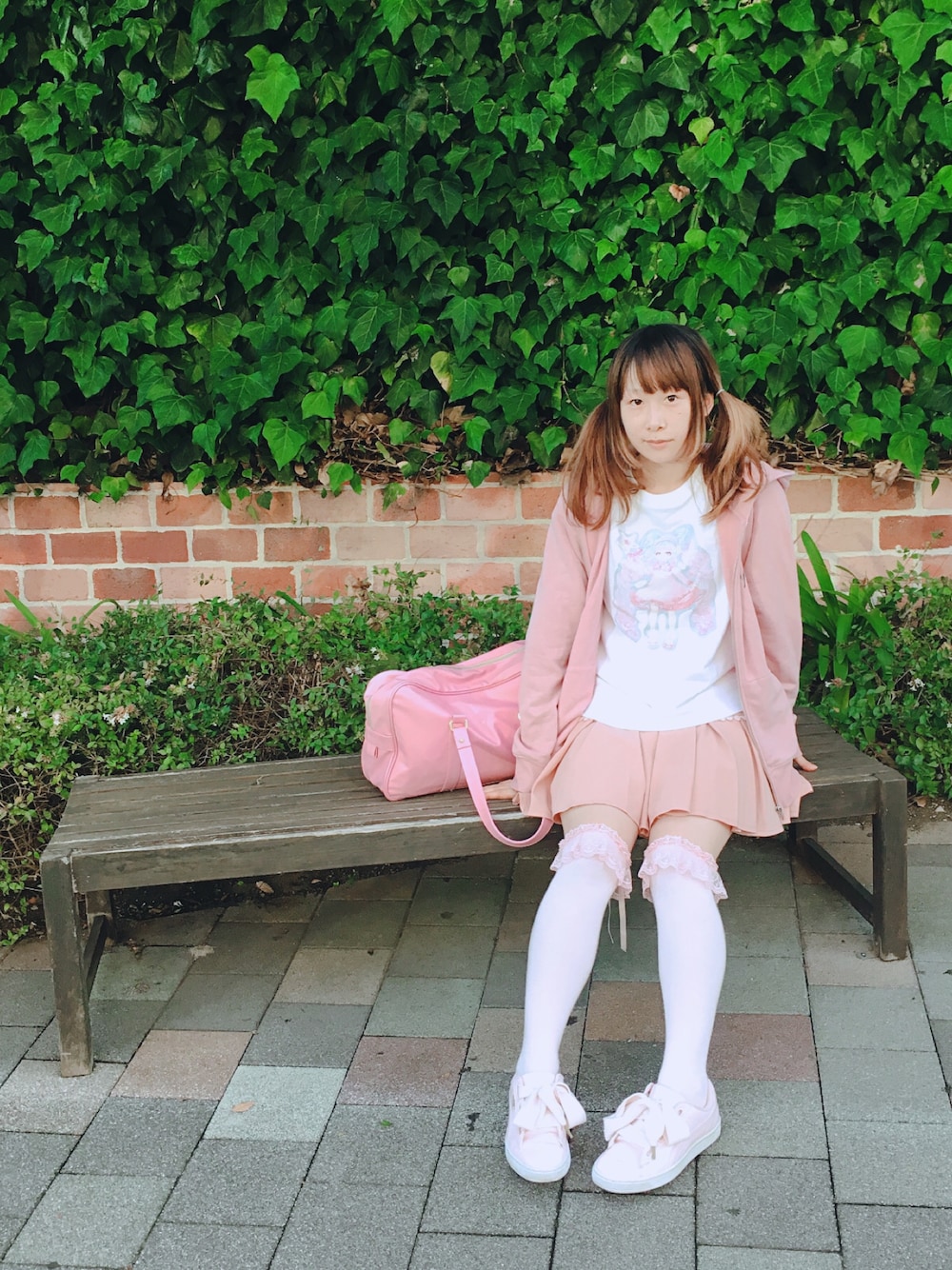 「ピンク、秋のコーデ、秋服、パーカー、カジュアルガーリー、ゆめかわいい、ファストファッション、スニーカー、すっぴん、ラクチンコーデ」｜「GUのアイテム（パーカー、ピンク系）」を使った、鈴木りぇさん（レディース・156cm）の秋コーディネートの1枚目の写真
