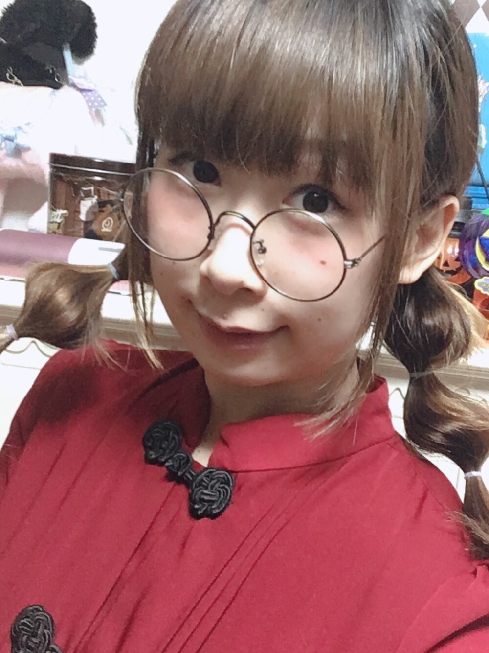 「秋コーデ、秋冬、シンプルコーデ、ワンピース、ロングワンピース、ラクチンコーデ、ゆるコーデ、たまねぎヘアー、ダテメガネ、チャイナ」｜「earth music&ecologyのアイテム（ワンピース、レッド系）」を使った、鈴木りぇさん（レディース・156cm）の秋コーディネートの1枚目の写真