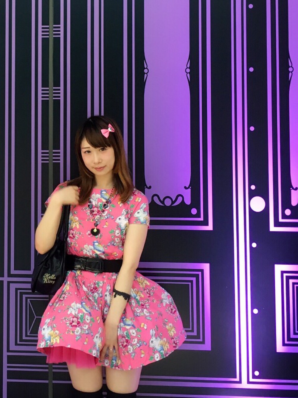 「カジュアル、ピンク、黒ピンク、半袖、黒小物、花柄、ガーリー、GAPkids、大人カジュアル、ラフ」｜「GAPのGap プリントベルト ドロップウエスト ワンピース（ワンピース、ピンク系）」を使った、鈴木りぇさん（レディース・156cm）の秋コーディネートの1枚目の写真