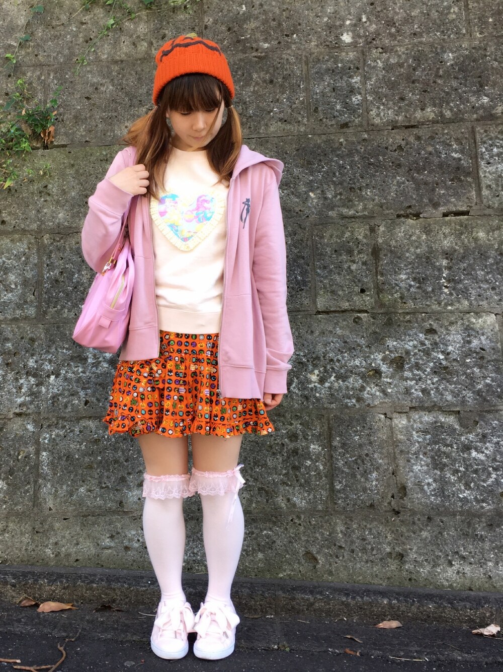 「古着、ガーリー、パーカー、ニット、ニット帽、秋、スニーカー、プチプラ、ハンドメイド、ハロウィン」｜「Nile PERCHのアイテム（パーカー、オレンジ系）」を使った、鈴木りぇさん（レディース・156cm）の秋コーディネートの1枚目の写真