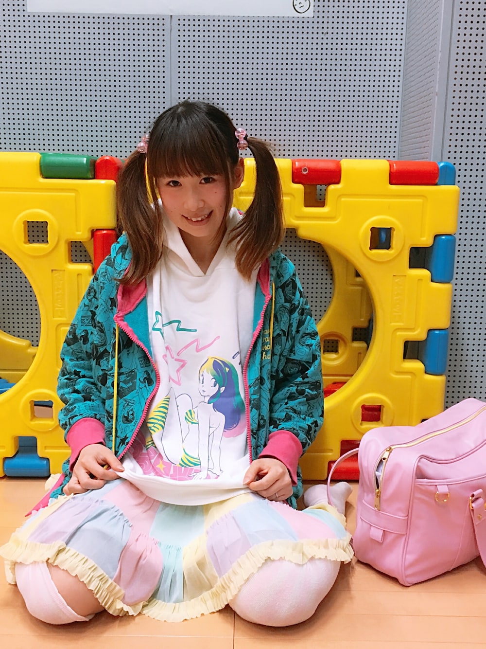 「パーカー、カジュアル、秋のコーデ、ラクチンコーデ、おしゃれさんと繋がりたい、原宿、キャラスウェット、ツインテール、かわいい、日本」｜「LISTEN FLAVORのアイテム（パーカー、ホワイト系）」を使った、鈴木りぇさん（レディース・156cm）の秋コーディネートの1枚目の写真