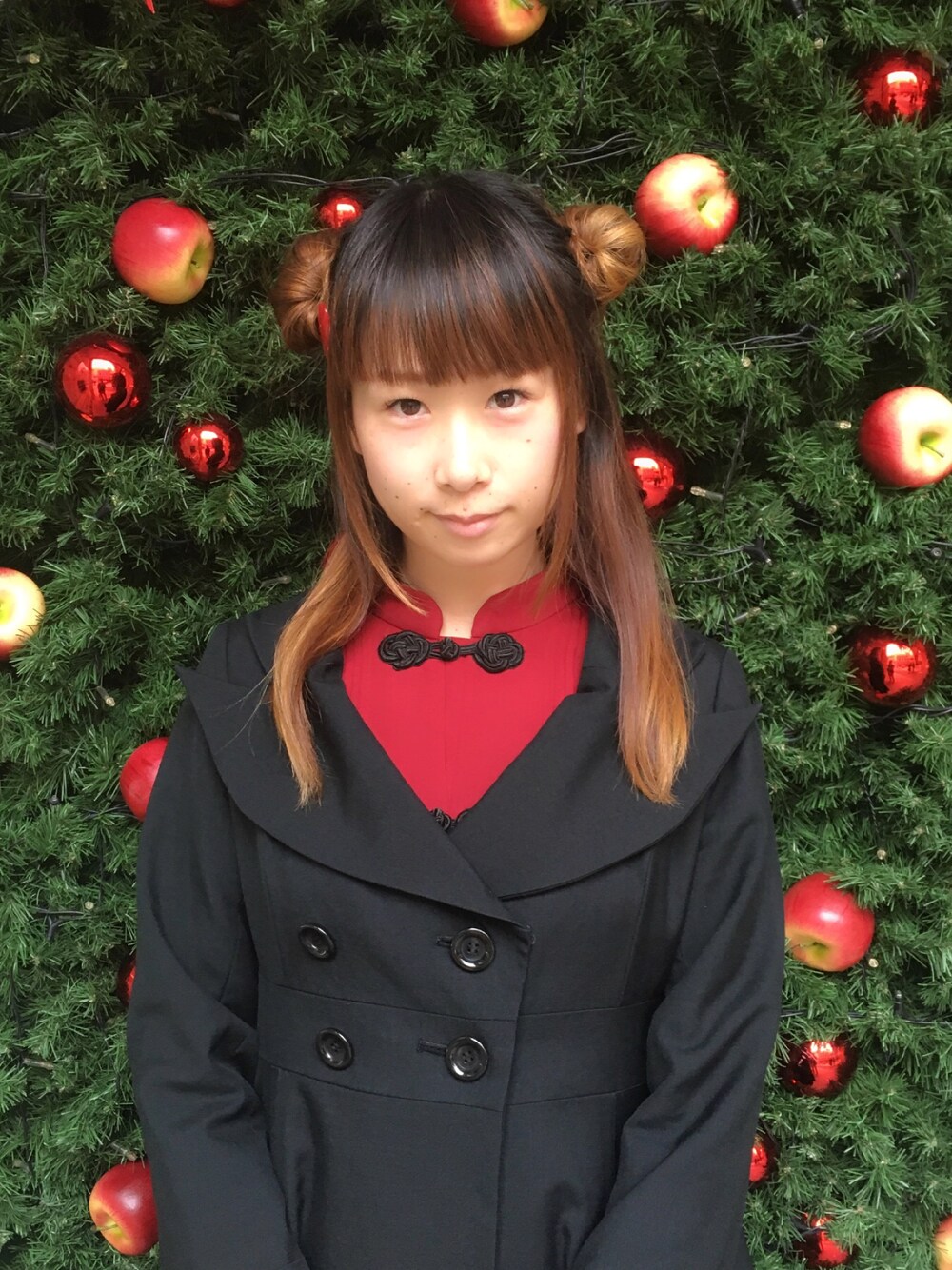 「おしゃれさんと繋がりたい、チャイナワンピース、チャイナ、赤、クリスマス、お団子ヘアー、black、red、christmas、秋コーデ」｜「earth music&ecologyのアイテム（ワンピース、レッド系）」を使った、鈴木りぇさん（レディース・156cm）の秋コーディネートの1枚目の写真