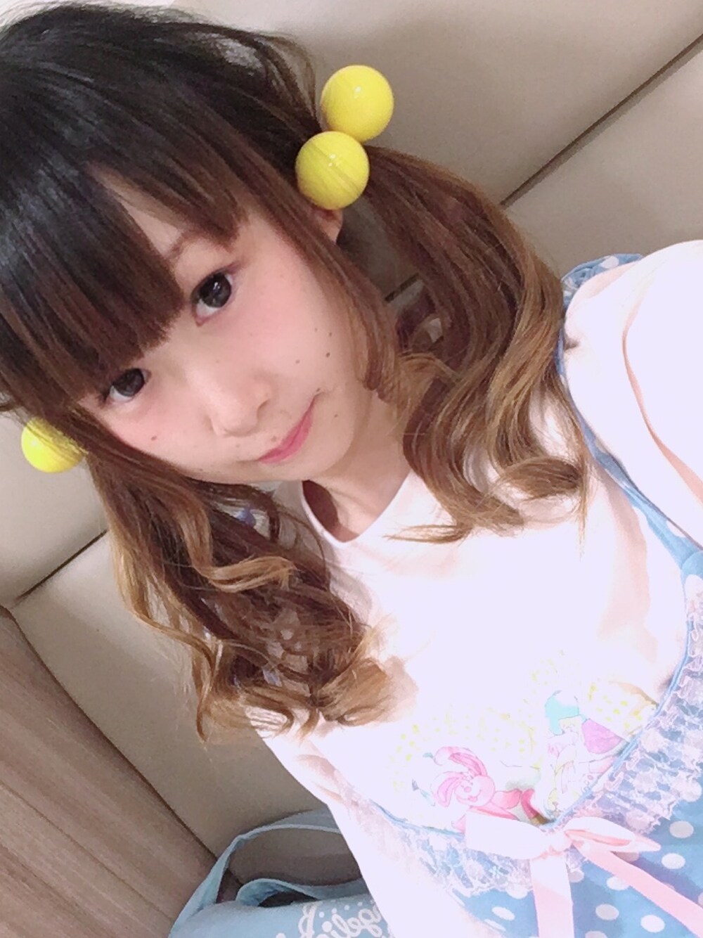 「ゆめかわいい、原宿、トレーナー、冬、ツインテール、かわいい系、水玉、ガーリー、通勤コーデ、プチプラ」｜「Nile PERCHのアイテム（パーカー、オレンジ系）」を使った、鈴木りぇさん（レディース・156cm）の冬コーディネートの1枚目の写真